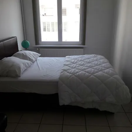 2 Slaapkamer Op De Zeedijk Oostende. * Ostende